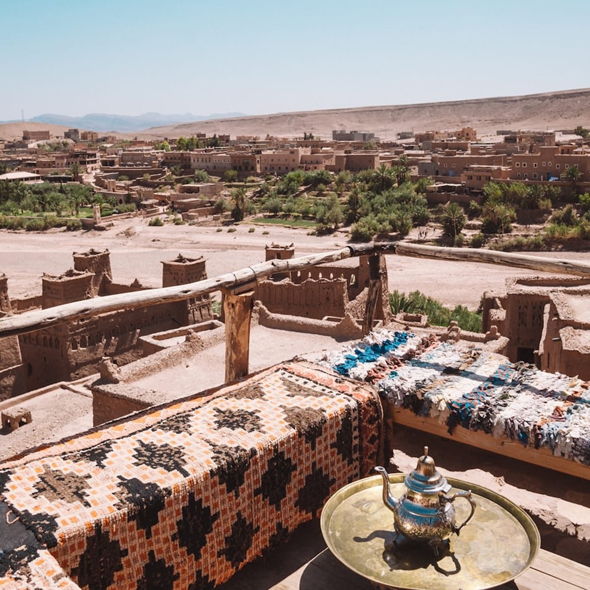 Vue marocaine avec tapis et service à thé