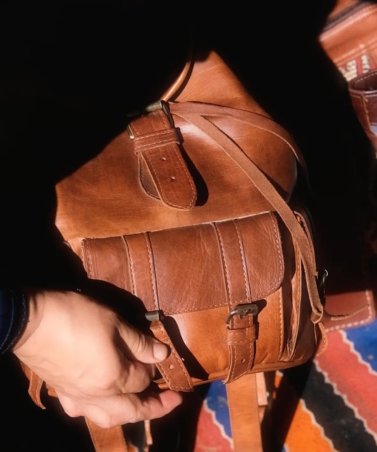 Artisane cousant une pièce de cuir à la main
