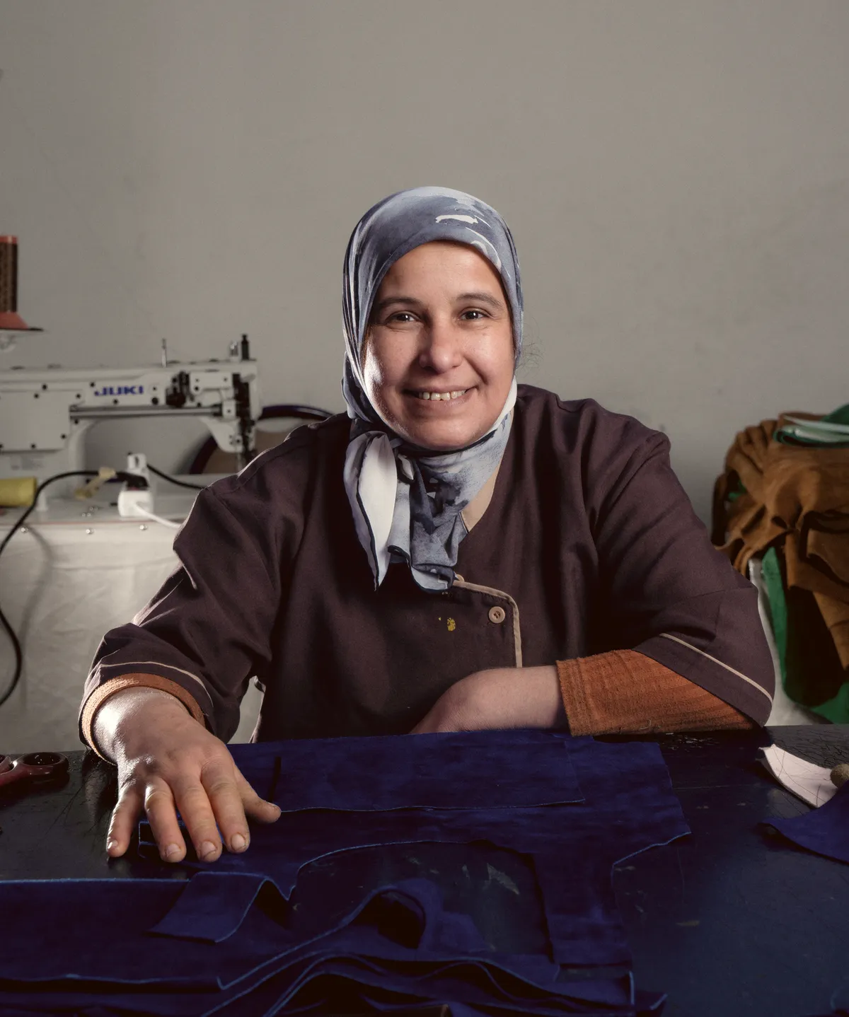 Artisane marocaine du cuir vérifiée dans son atelier
