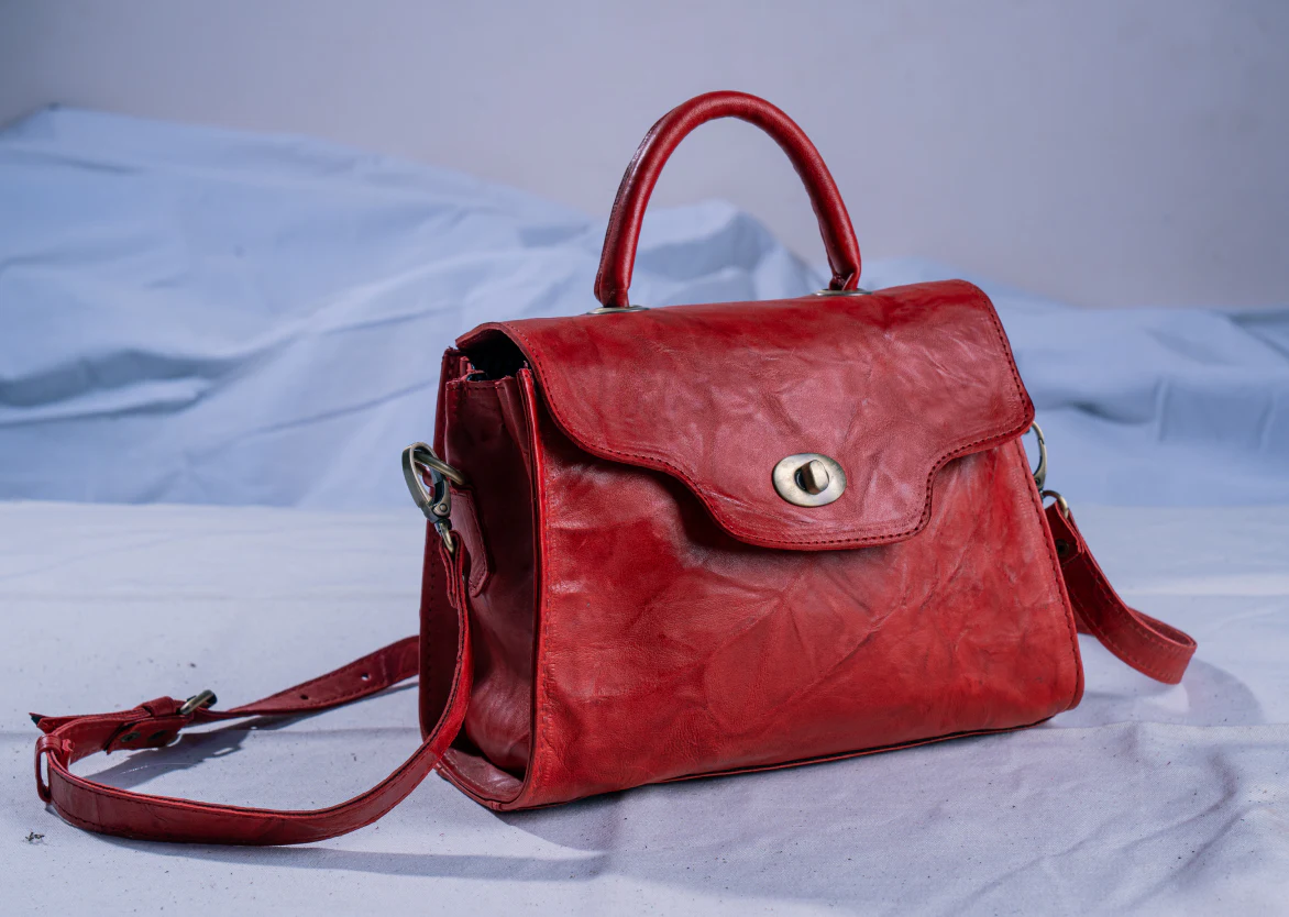 Sac en cuir marocain rouge posé sur un drap clair